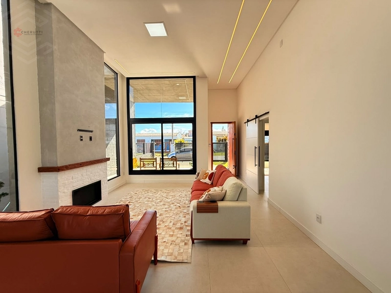 Charmosa Casa à Venda em Ótima Localização - 3 Dormitórios, Piscina e Amplo Pátio: 5ª foto da galeria de imagens do imóvel