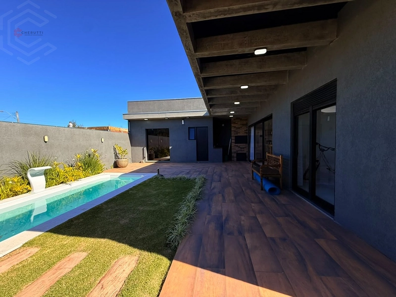 Charmosa Casa à Venda em Ótima Localização - 3 Dormitórios, Piscina e Amplo Pátio: 20ª foto da galeria de imagens do imóvel