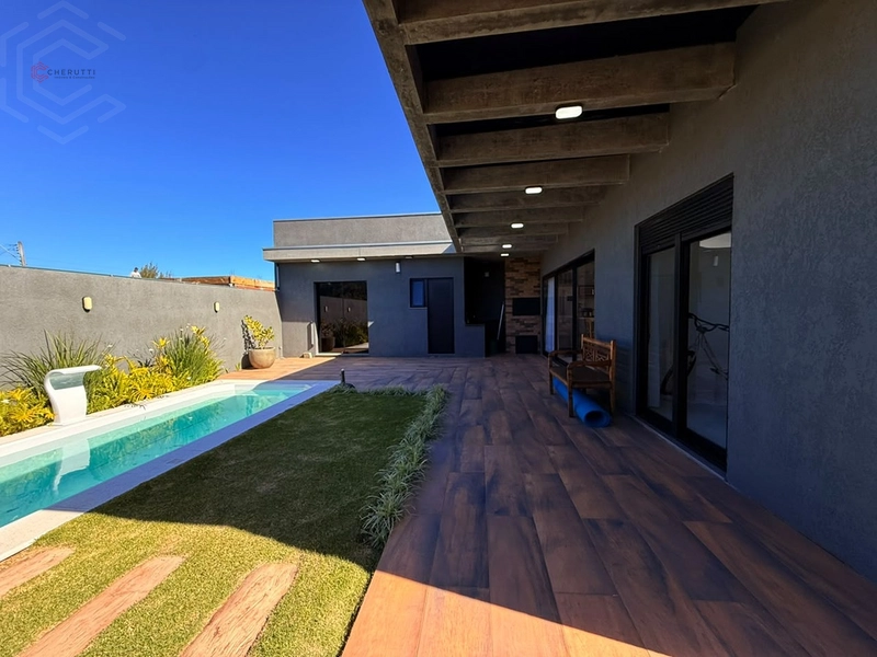 Charmosa Casa à Venda em Ótima Localização - 3 Dormitórios, Piscina e Amplo Pátio: 19ª foto da galeria de imagens do imóvel