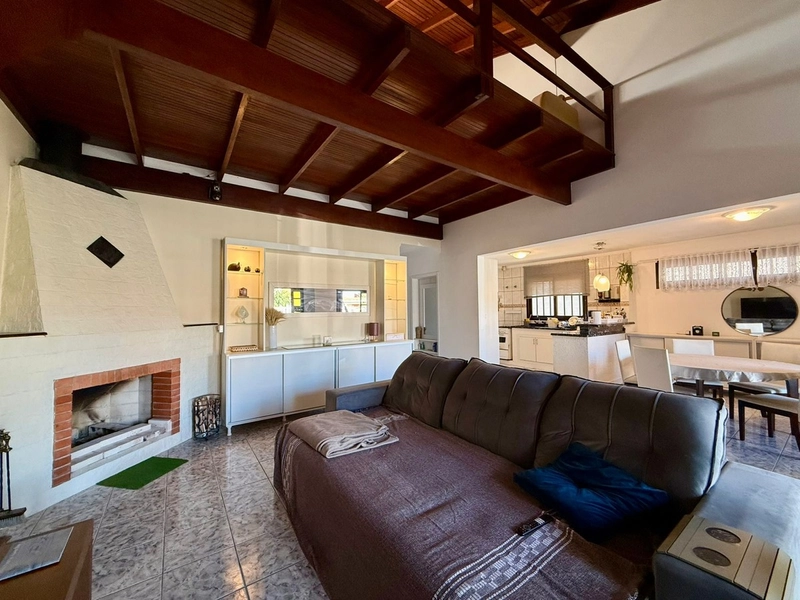 Linda Casa no Centro de Xangri-Lá com 3 Dormitórios e Lareira: 2ª foto da galeria de imagens do imóvel