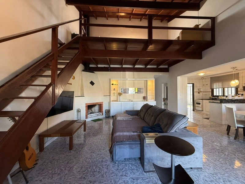 Linda Casa no Centro de Xangri-Lá com 3 Dormitórios e Lareira: 3ª foto da galeria de imagens do imóvel