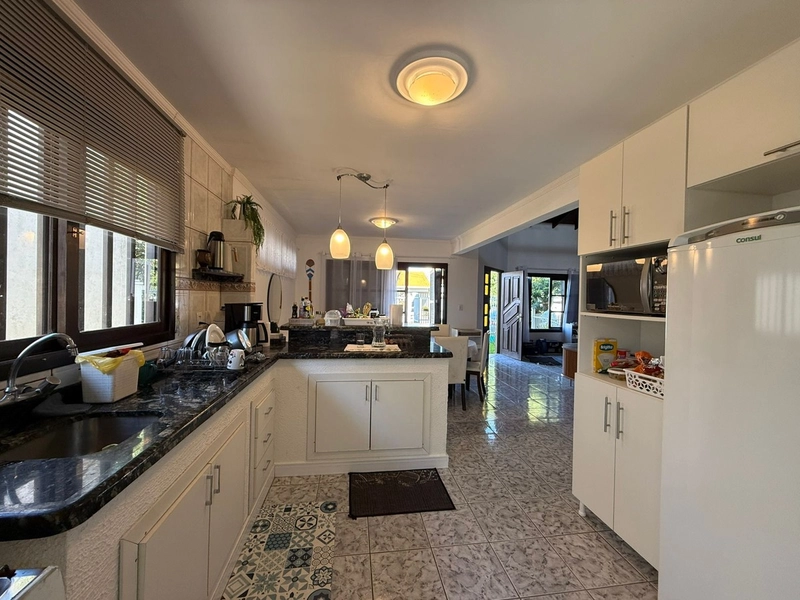 Linda Casa no Centro de Xangri-Lá com 3 Dormitórios e Lareira: 5ª foto da galeria de imagens do imóvel