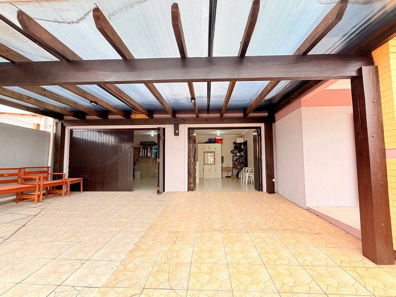 Linda Casa com Amplo Pátio, Lareira e 3 Dormitórios!: 4ª foto da galeria de imagens do imóvel