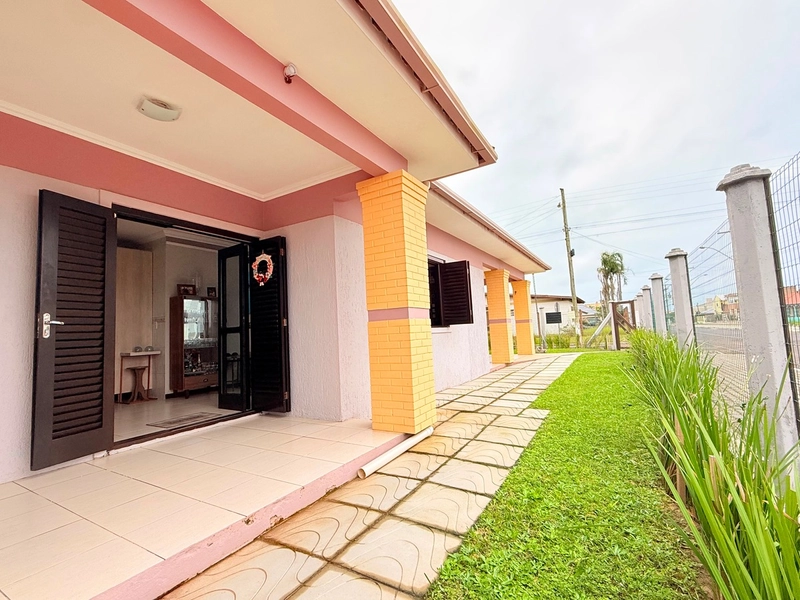 Linda Casa com Amplo Pátio, Lareira e 3 Dormitórios!: 2ª foto da galeria de imagens do imóvel