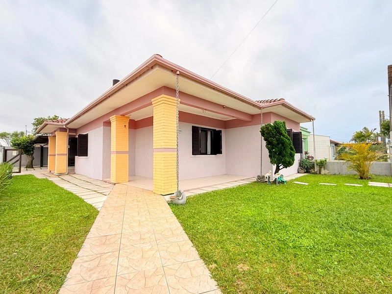 Linda Casa com Amplo Pátio, Lareira e 3 Dormitórios!: 1ª foto da galeria de imagens do imóvel