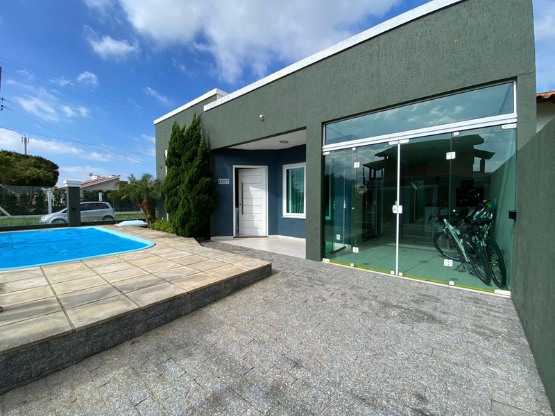 Casa espaçosa com suíte, lareira e piscina privativa!: 1ª foto da galeria de imagens do imóvel