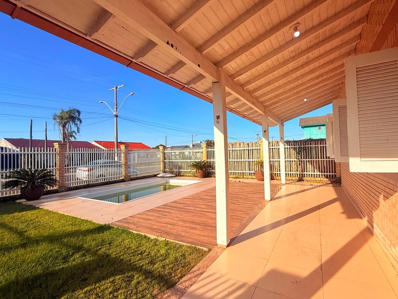 Linda Casa em Atântida Sul com 3 Dormitórios e Living Integrado!: 4ª foto da galeria de imagens do imóvel