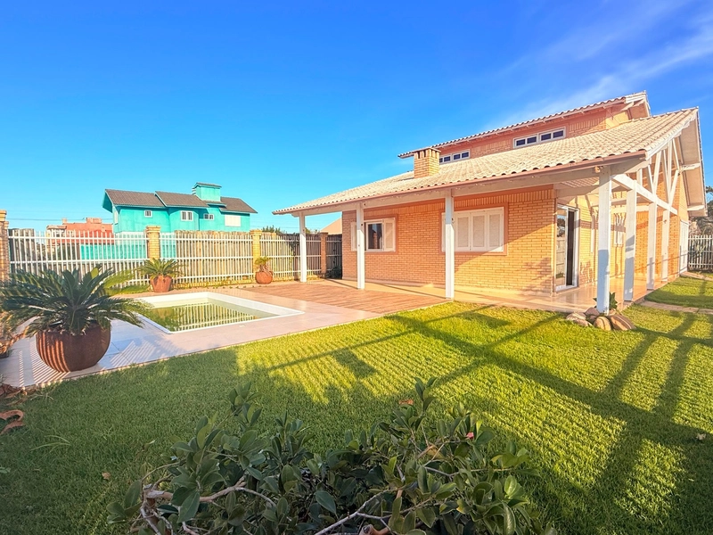 Linda Casa em Atântida Sul com 3 Dormitórios e Living Integrado!: 2ª foto da galeria de imagens do imóvel