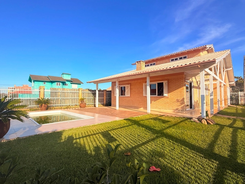Linda Casa em Atântida Sul com 3 Dormitórios e Living Integrado!: 1ª foto da galeria de imagens do imóvel