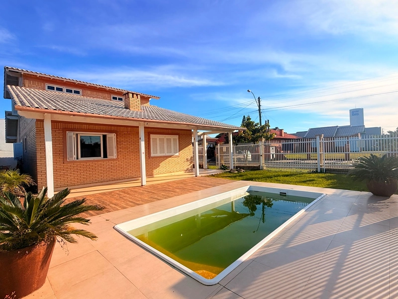 Linda Casa em Atântida Sul com 3 Dormitórios e Living Integrado!: 3ª foto da galeria de imagens do imóvel