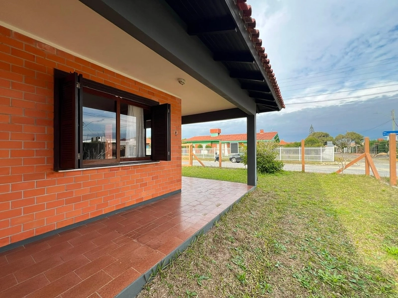 Linda Casa com 3 Dormitórios e Pátio Amplo!: 3ª foto da galeria de imagens do imóvel