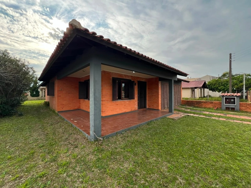 Linda Casa com 3 Dormitórios e Pátio Amplo!: 1ª foto da galeria de imagens do imóvel