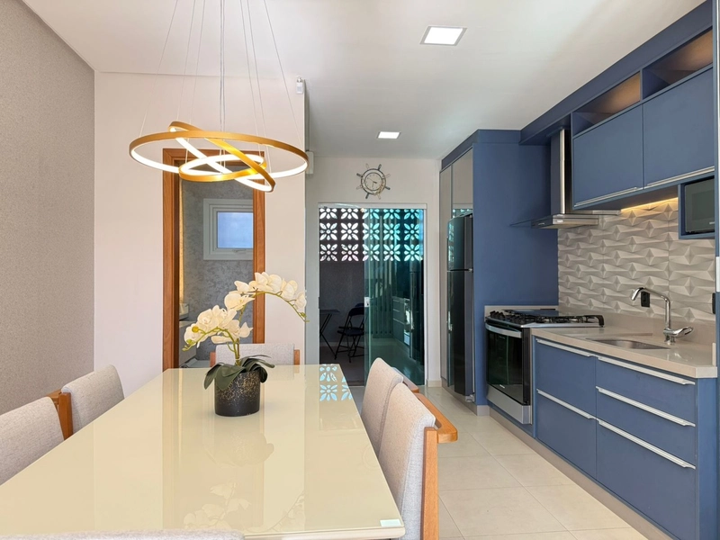 Sobrado Mobiliado com 2 Suítes, Espaço Gourmet e Living Integrado: 3ª foto da galeria de imagens do imóvel