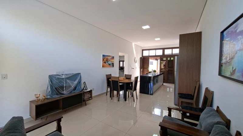 Linda Casa Á Venda com 3 Dormitórios, 2 Suítes e Piscina: 3ª foto da galeria de imagens do imóvel