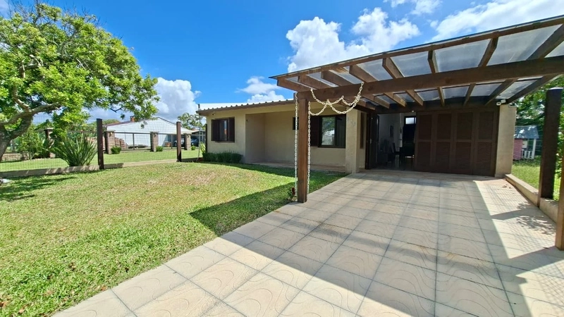 Linda Casa Á Venda com 3 Dormitórios, 2 Suítes e Piscina: 1ª foto da galeria de imagens do imóvel
