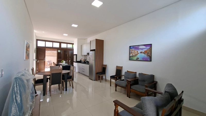 Linda Casa Á Venda com 3 Dormitórios, 2 Suítes e Piscina: 4ª foto da galeria de imagens do imóvel