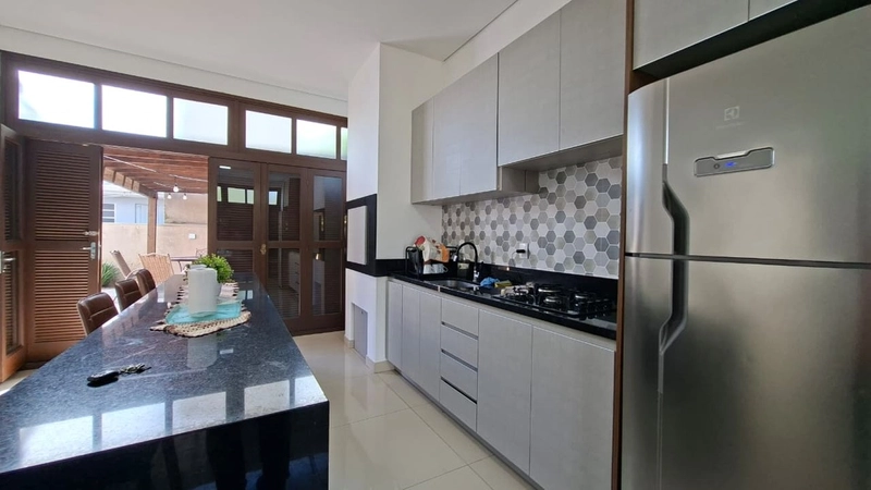 Linda Casa Á Venda com 3 Dormitórios, 2 Suítes e Piscina: 5ª foto da galeria de imagens do imóvel