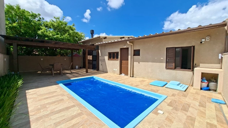 Linda Casa Á Venda com 3 Dormitórios, 2 Suítes e Piscina: 10ª foto da galeria de imagens do imóvel