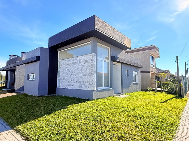 Linda Casa em Atlântida Sul: 3ª foto da galeria de imagens do imóvel