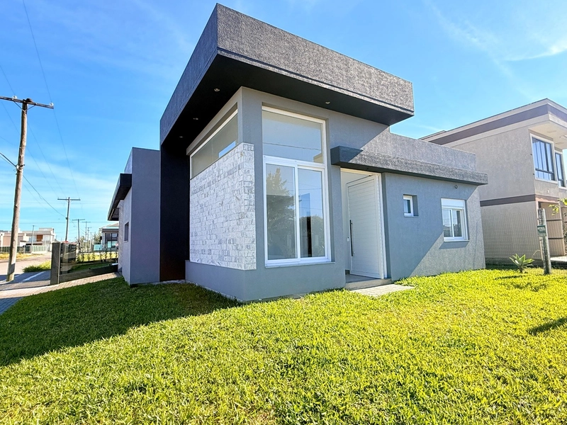 Linda Casa em Atlântida Sul: 2ª foto da galeria de imagens do imóvel