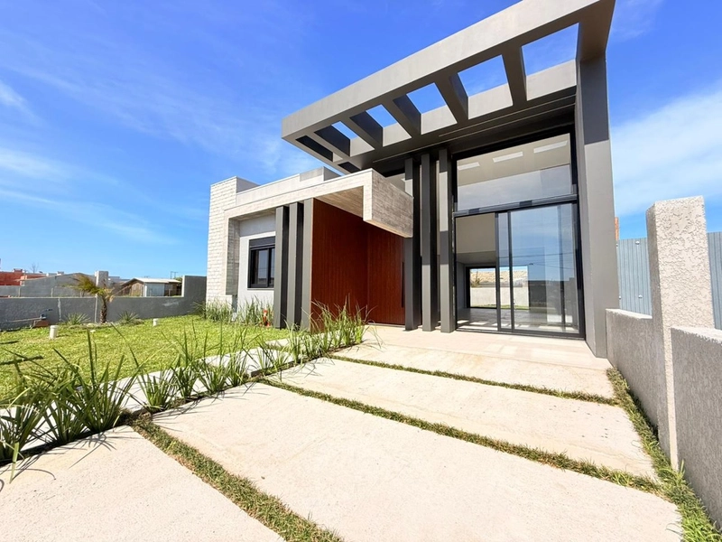 Linda Casa com Suíte, Lareira e Amplo Pátio para Toda a Família!: 1ª foto da galeria de imagens do imóvel