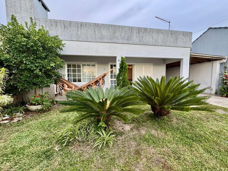 Linda Casa com 2 Dormitórios, Pátio Amplo e Ótima Localização!: 4ª foto da galeria de imagens do imóvel