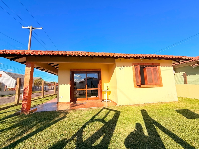 Linda Casa de Esquina em Atlântida Sul com 4 Dormitórios e Pátio Amplo: 1ª foto da galeria de imagens do imóvel