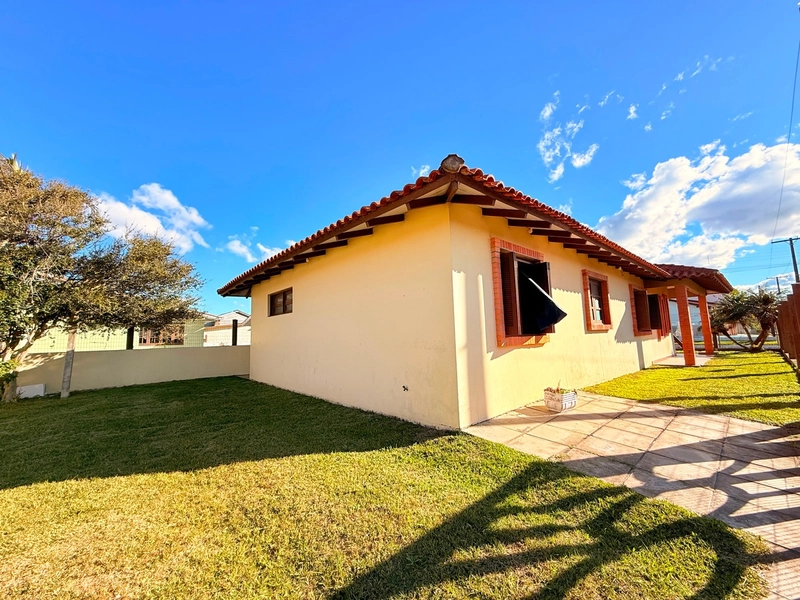 Linda Casa de Esquina em Atlântida Sul com 4 Dormitórios e Pátio Amplo: 3ª foto da galeria de imagens do imóvel