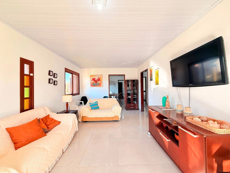 Linda Casa de Esquina em Atlântida Sul com 4 Dormitórios e Pátio Amplo: 4ª foto da galeria de imagens do imóvel