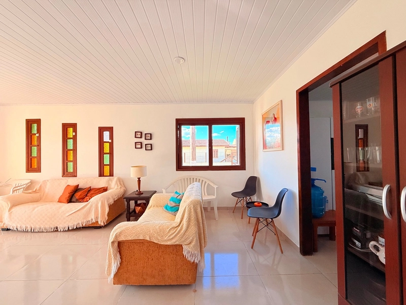 Linda Casa de Esquina em Atlântida Sul com 4 Dormitórios e Pátio Amplo: 6ª foto da galeria de imagens do imóvel