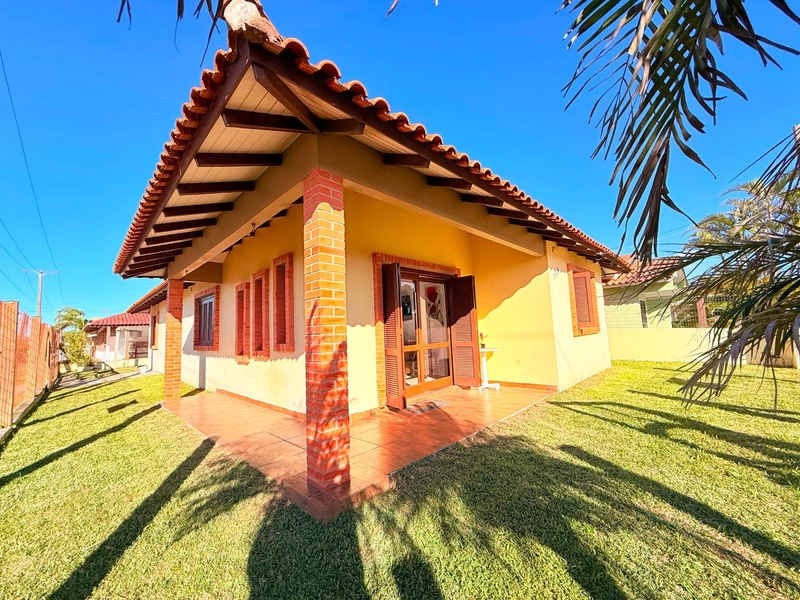 Linda Casa de Esquina em Atlântida Sul com 4 Dormitórios e Pátio Amplo: 2ª foto da galeria de imagens do imóvel