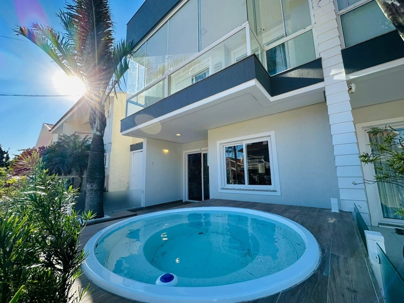 Lindo Duplex Decorado, a Poucos Metros do Mar com Jacuzzi!: 1ª foto da galeria de imagens do imóvel