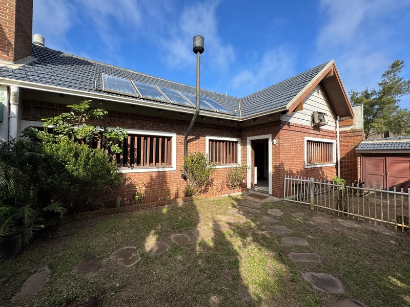 Ampla Casa Rústica com Vista para o Mar em 4 Terrenos: 1ª foto da galeria de imagens do imóvel