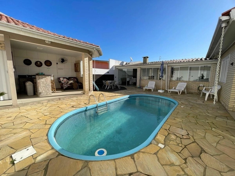 Ótima Casa com 3 Dormitórios, 3 Banheiros Sociais e Piscina Privativa!: 2ª foto da galeria de imagens do imóvel
