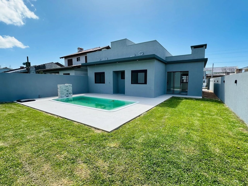 Casa com Piscina, Suíte e Living Integrado – Semi-Mobiliada!: 2ª foto da galeria de imagens do imóvel