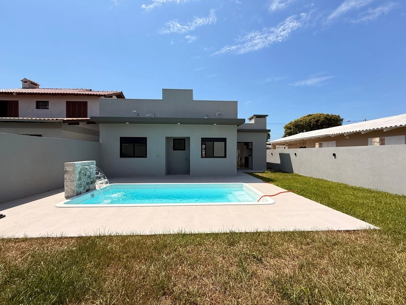 Casa com Piscina, Suíte e Living Integrado – Semi-Mobiliada!: 1ª foto da galeria de imagens do imóvel
