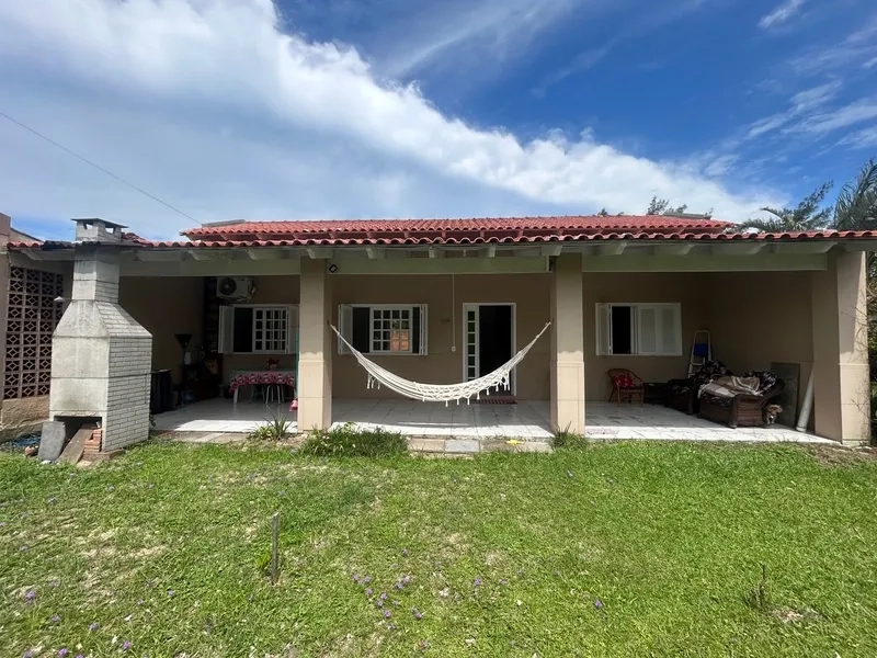Casa com Pátio Amplo, Churrasqueira e Ar-Condicionado: 1ª foto da galeria de imagens do imóvel