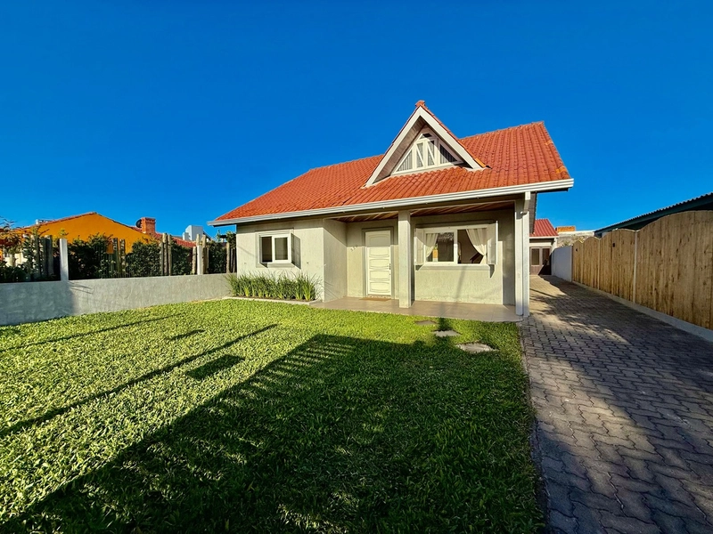 Linda Casa com Piscina e Quiosque, Próxima ao Mar e Centro!: 1ª foto da galeria de imagens do imóvel
