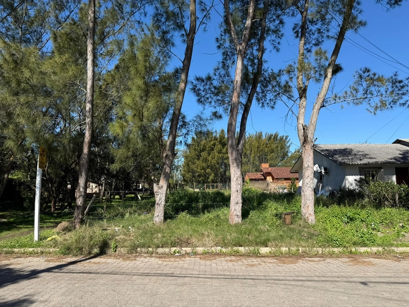 Terreno de Esquina á Venda: 3ª foto da galeria de imagens do imóvel