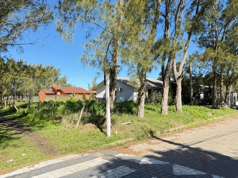 Terreno de Esquina á Venda: 1ª foto da galeria de imagens do imóvel