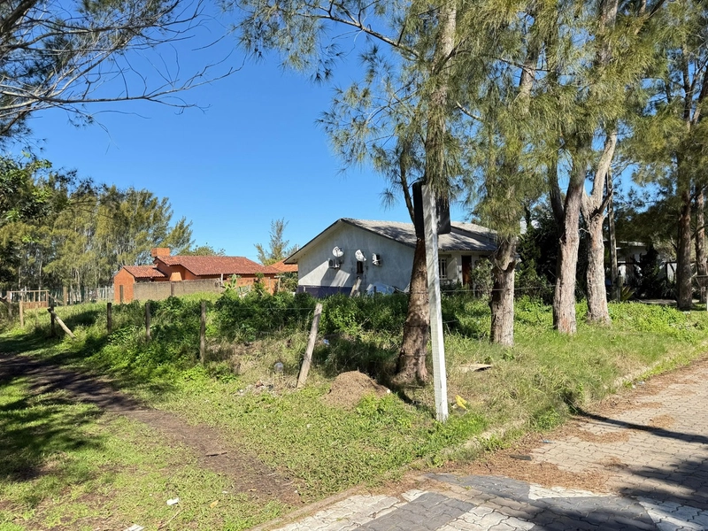 Terreno de Esquina á Venda: 2ª foto da galeria de imagens do imóvel