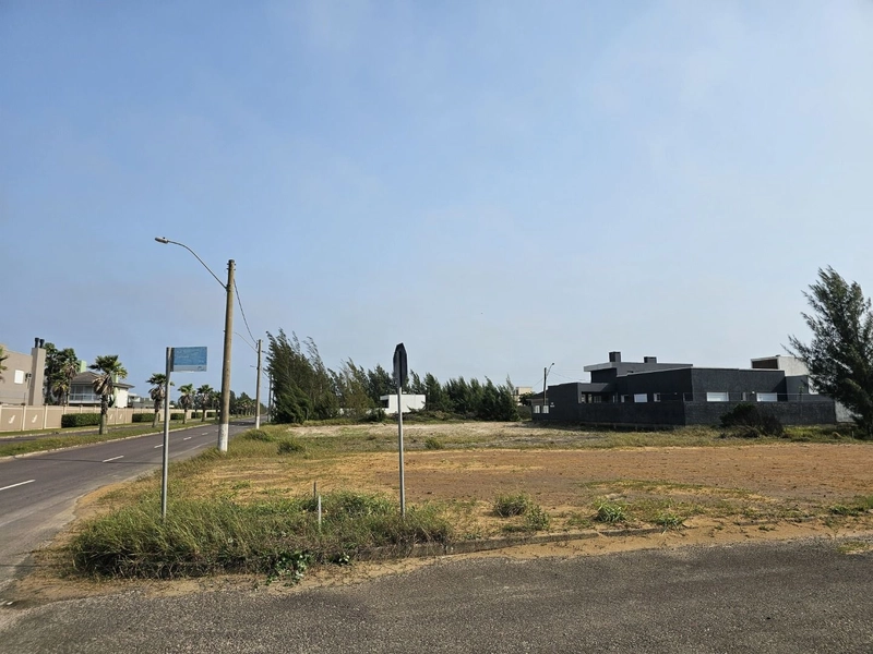 Terreno à venda em Atlantida Sul: 2ª foto da galeria de imagens do imóvel