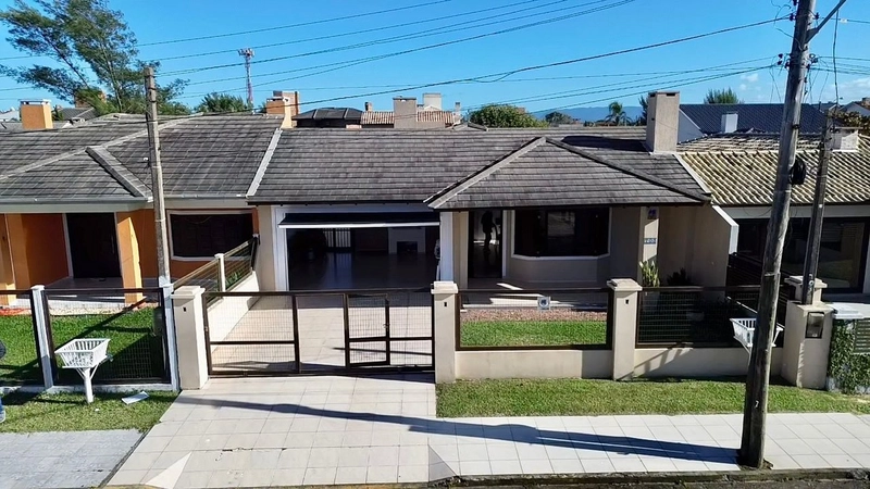 Linda residência mobiliada, em ótima localização no Litoral!: 1ª foto da galeria de imagens do imóvel