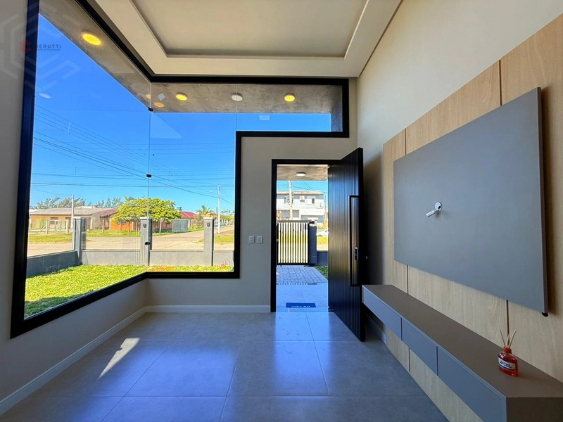 Ampla Casa de Esquina com Suíte e Garagem Fechada!: 3ª foto da galeria de imagens do imóvel
