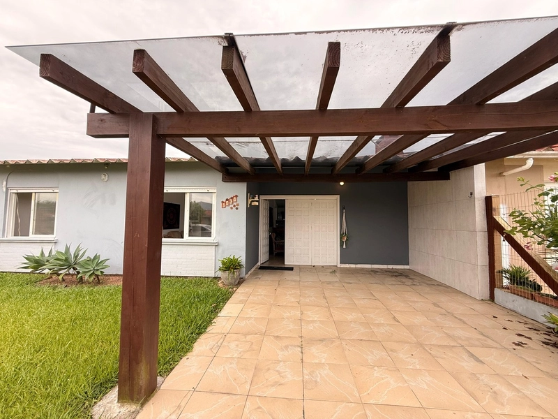 Casa em avenida, na praia de Atlantida Sul / Osório: 1ª foto da galeria de imagens do imóvel