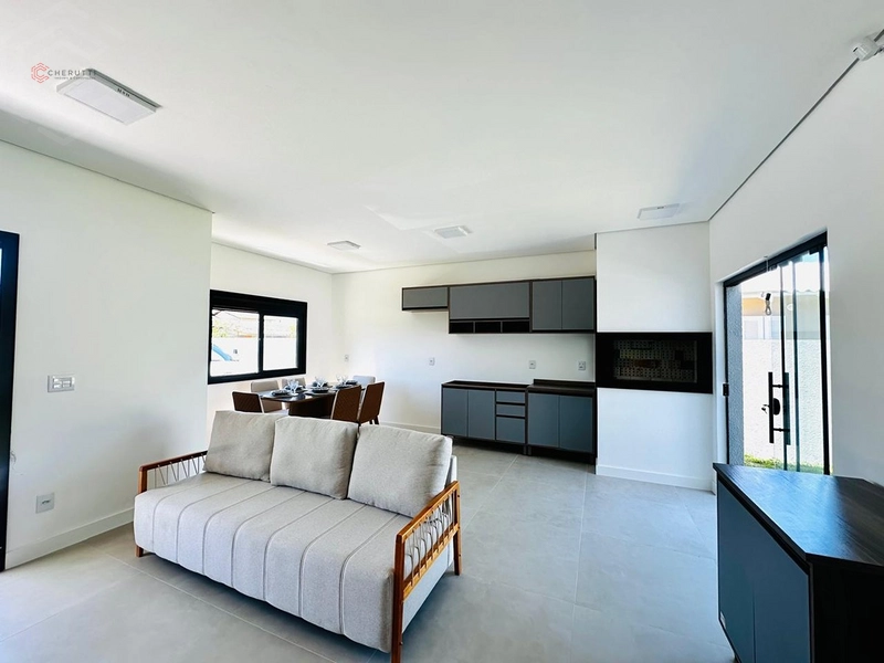 Casa com Piscina, Suíte e Living Integrado – Semi-Mobiliada!: 3ª foto da galeria de imagens do imóvel