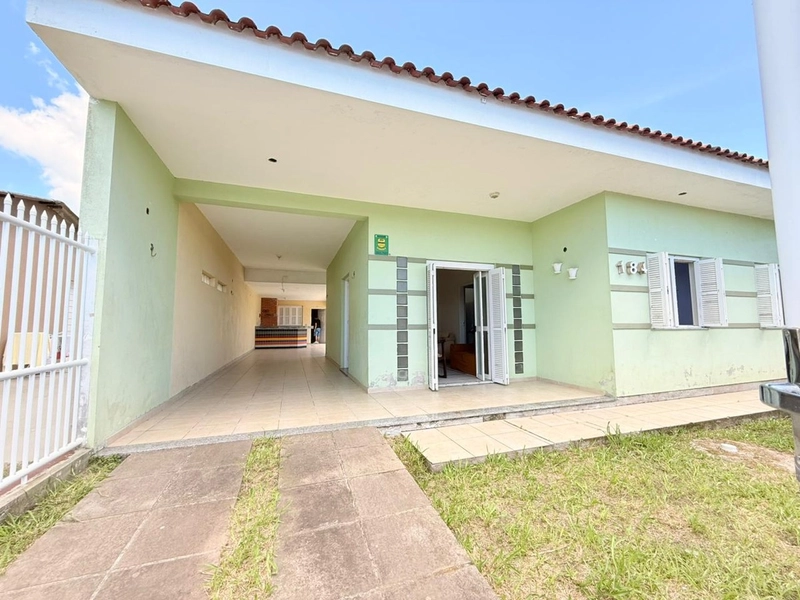 Casa Charmosa e Espaçosa a Venda, com 3 Dormitórios e 2 Banheiros!: 1ª foto da galeria de imagens do imóvel