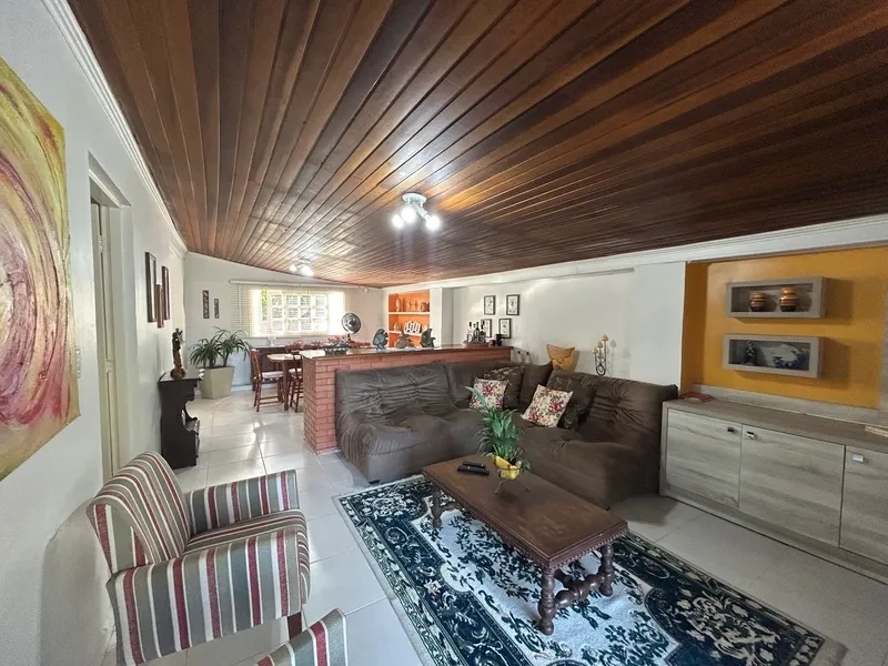 Casa com 3 Dormitórios, Amplo Pátio Fechado e Espaço Gourmet: 2ª foto da galeria de imagens do imóvel