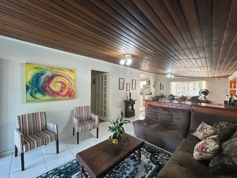 Casa com 3 Dormitórios, Amplo Pátio Fechado e Espaço Gourmet: 3ª foto da galeria de imagens do imóvel