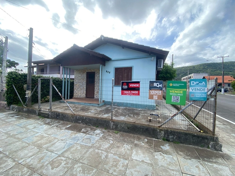 Terreno de esquina com três frentes: 3ª foto da galeria de imagens do imóvel